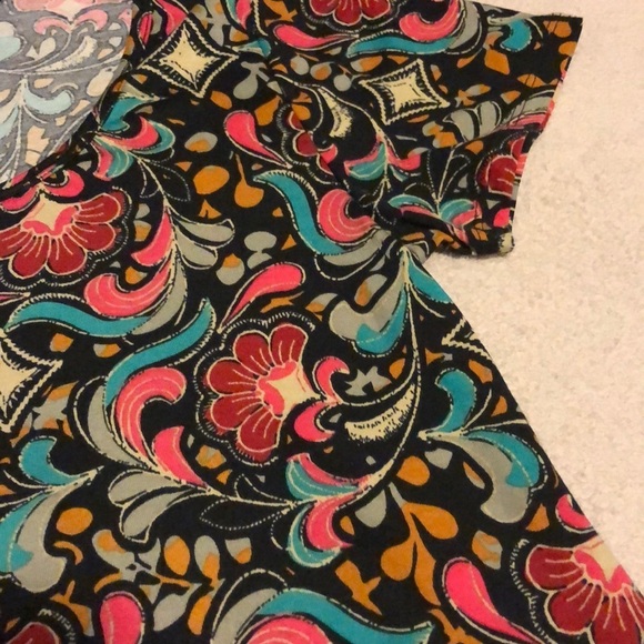 Lularoe Classic Tee - Picture 3 of 4